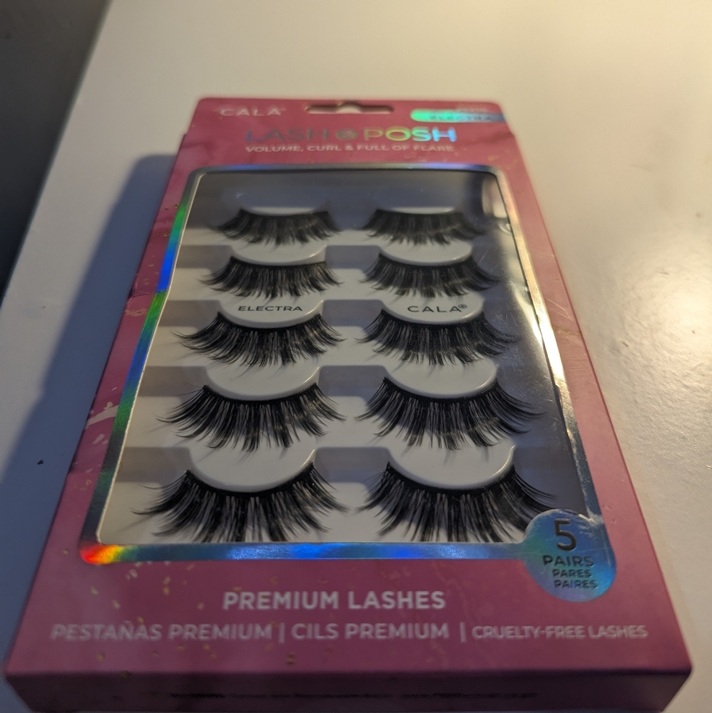 False eyelashes and eye lash curler
